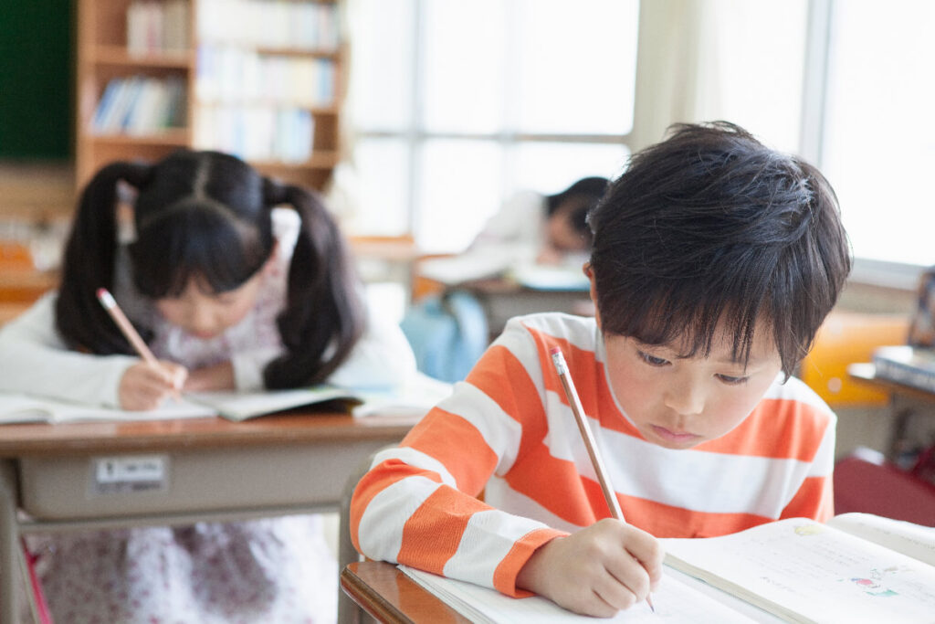子供が勉強している画像